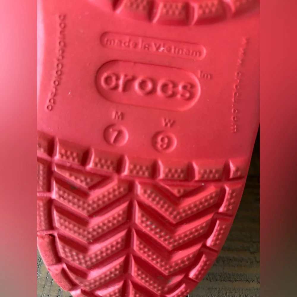 Crocs Women’s Minnie Mouse Classic Clogs - Picture 11 of 12